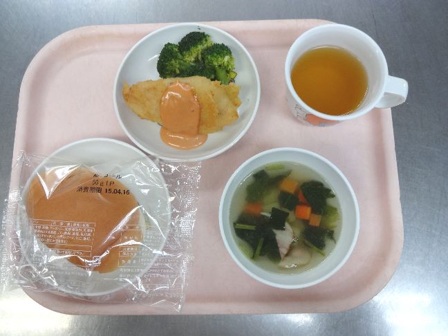 こども園の給食「<span>パン 魚のフリッター ベーコンスープ 白玉団子のきなこ和え</span>」