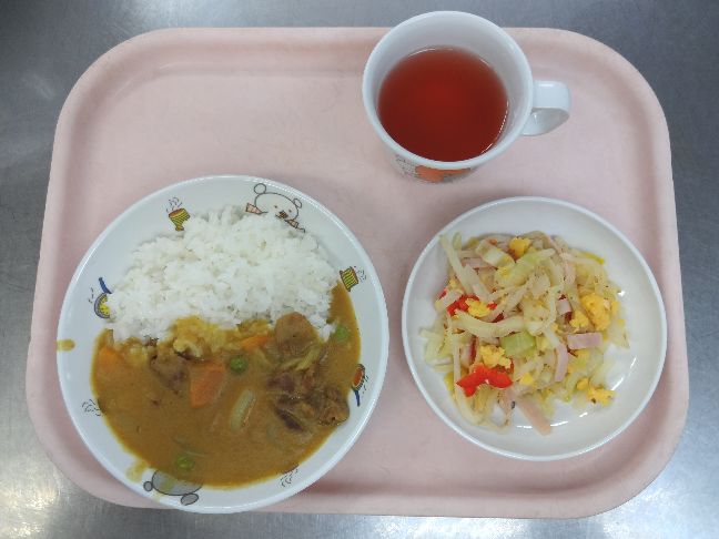 こども園の給食「<span>カレーライス 春のサラダ 菓子</span>」