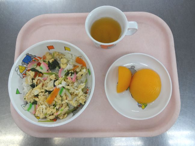 こども園の給食「<span>木の葉丼 桃缶 菓子</span>」