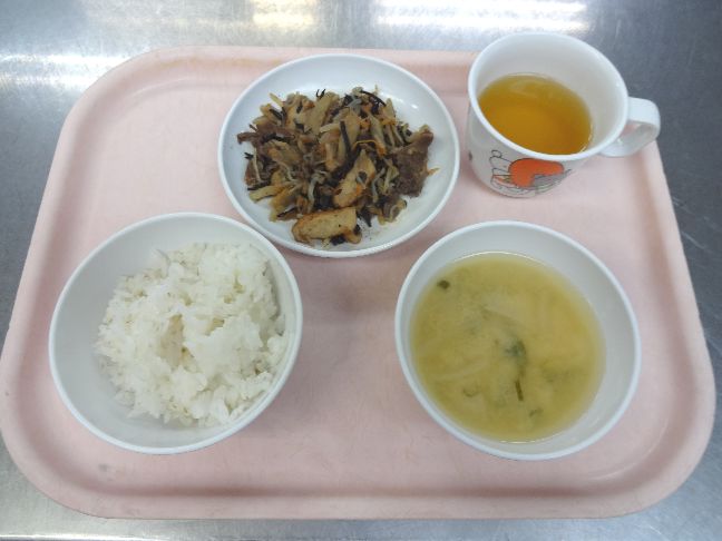 こども園の給食「<span>ごはん 牛肉とひじき炒め 味噌汁 菓子</span>」