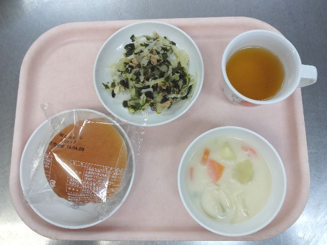 こども園の給食「<span>パン クリームシチュー わかめサラダ ふりかけおにぎり</span>」