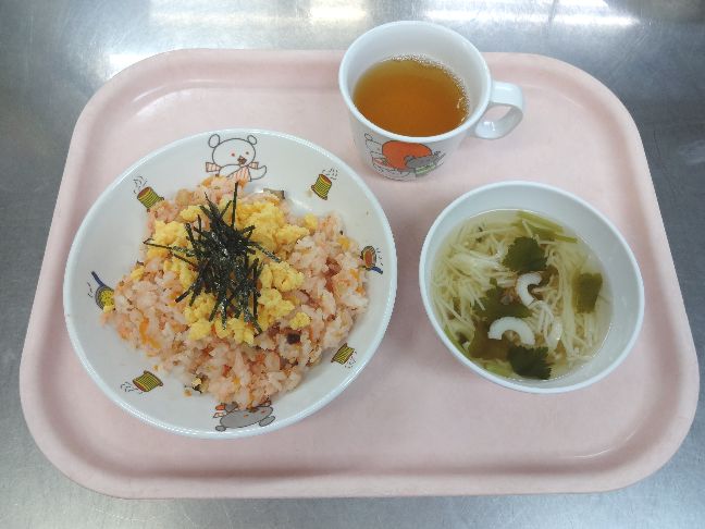 こども園の給食「<span>鮭寿し そうめん汁 リッツジャム</span>」
