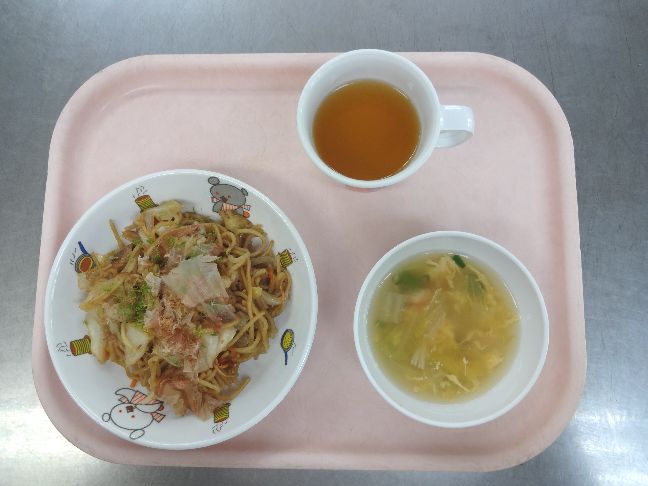 こども園の給食「<span>焼そば かき玉汁 キャロットケーキ</span>」