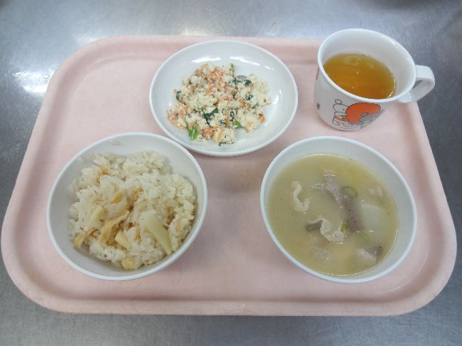 こども園の給食「<span>竹の子ごはん 白和え 豚汁 菓子</span>」