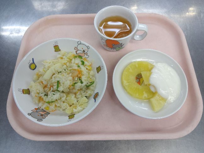 こども園の給食「<span>シーフードピラフ パイン缶とヨーグルト 菓子</span>」
