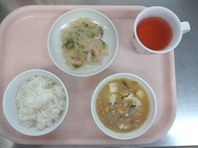 こども園の給食「<span>ごはん マーボー豆腐 華風和え 菓子</span>」