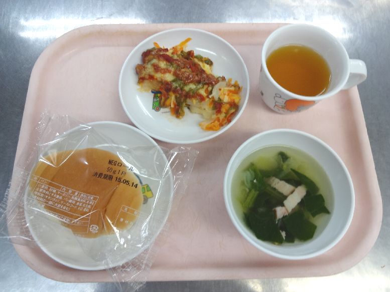 こども園の給食「<span>パン 魚のチーズ焼き ベーコンスープ おにぎり</span>」