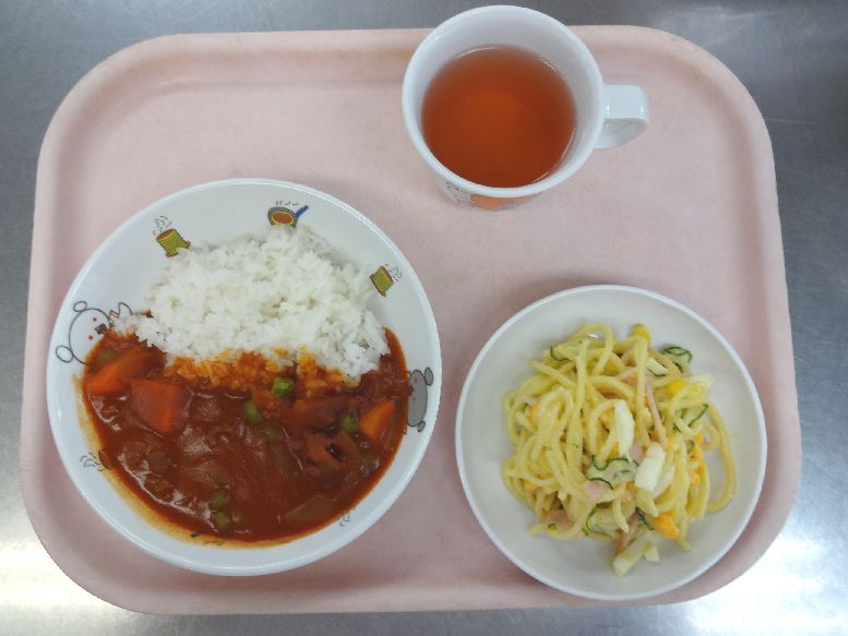 こども園の給食「<span>ハヤシライス スパゲティサラダ 13日 菓子詰め合わせ 27日 フルーツヨーグルト</span>」