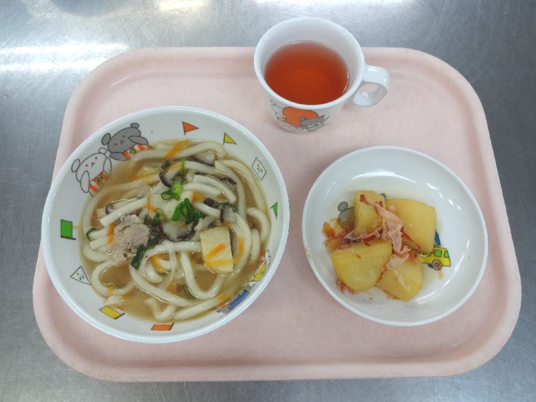 こども園の給食「<span>かやくうどん じゃが芋の土佐煮 蒸しパン</span>」