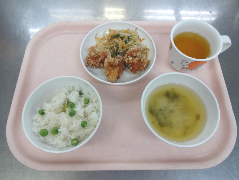 こども園の給食「<span>えんどうごはん 鶏の唐揚げ ナムル 味噌汁 1日 生菓子 15・29日 菓子</span>」