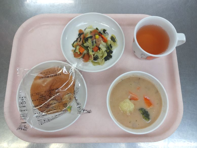 こども園の給食「<span>パン ビーフビーンズ ウインナーソテー おこのみ焼き</span>」