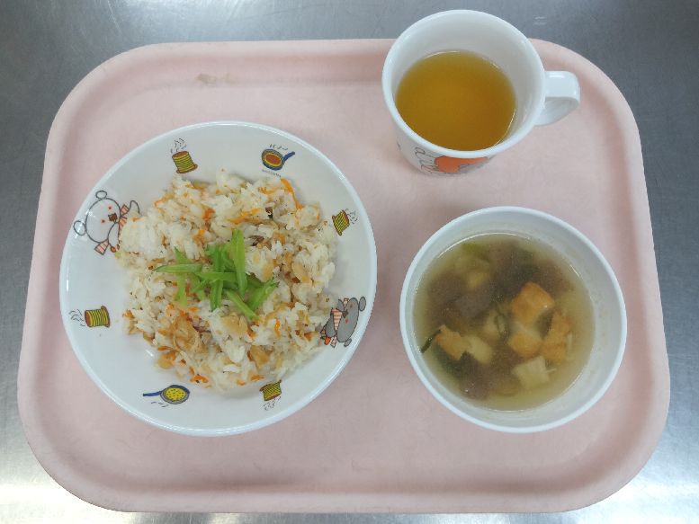 こども園の給食「<span>子きつね寿し 五目汁 菓子小袋</span>」