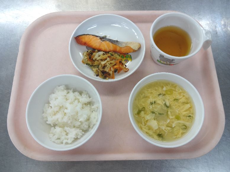 こども園の給食「<span>ごはん 焼魚 キャベツの塩昆布和え 味噌汁 菓子</span>」