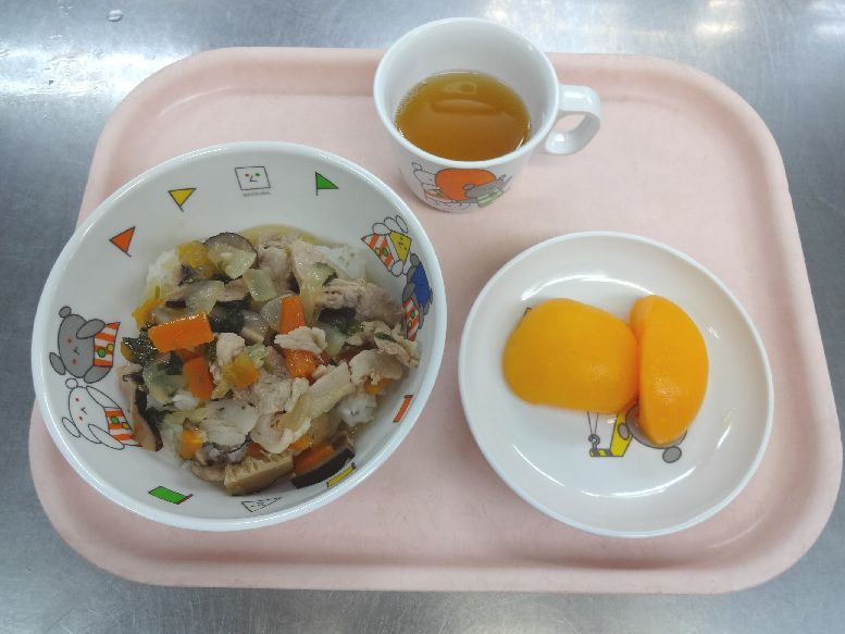 こども園の給食「<span>豚丼 桃缶 菓子</span>」