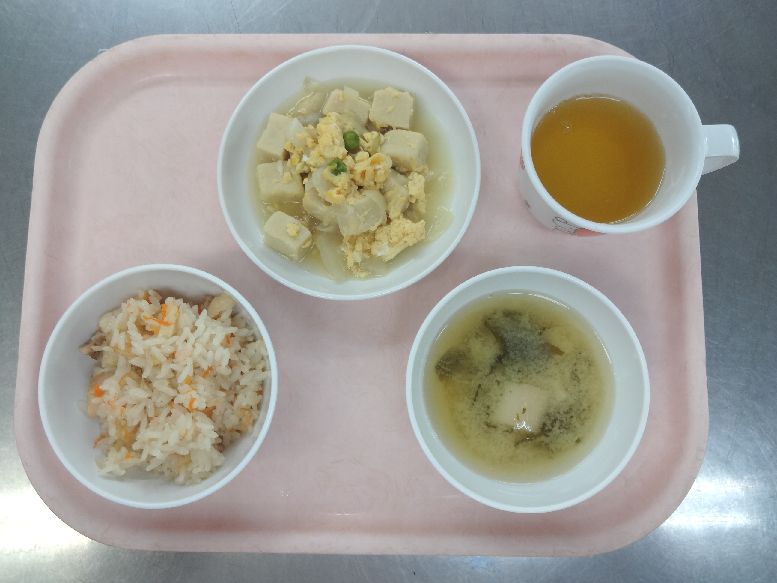 こども園の給食「<span>たきこみごはん 高野豆腐の卵とじ 味噌汁 菓子</span>」