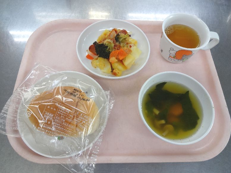 こども園の給食「<span>パン ジャーマンポテトのチーズ焼き 野菜スープ フルーツ白玉</span>」