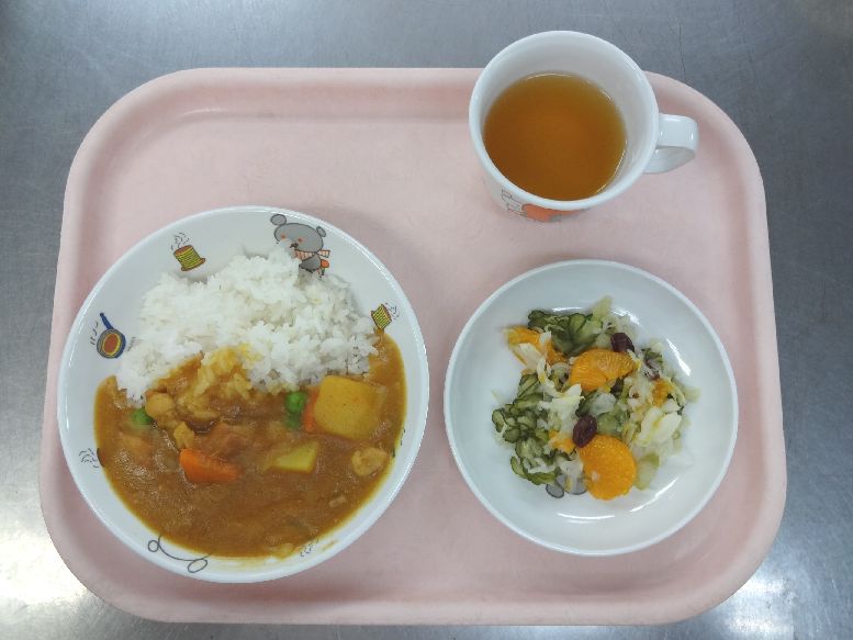 こども園の給食「<span>チキンカレー フレンチサラダ マカロニのきなこ和え</span>」