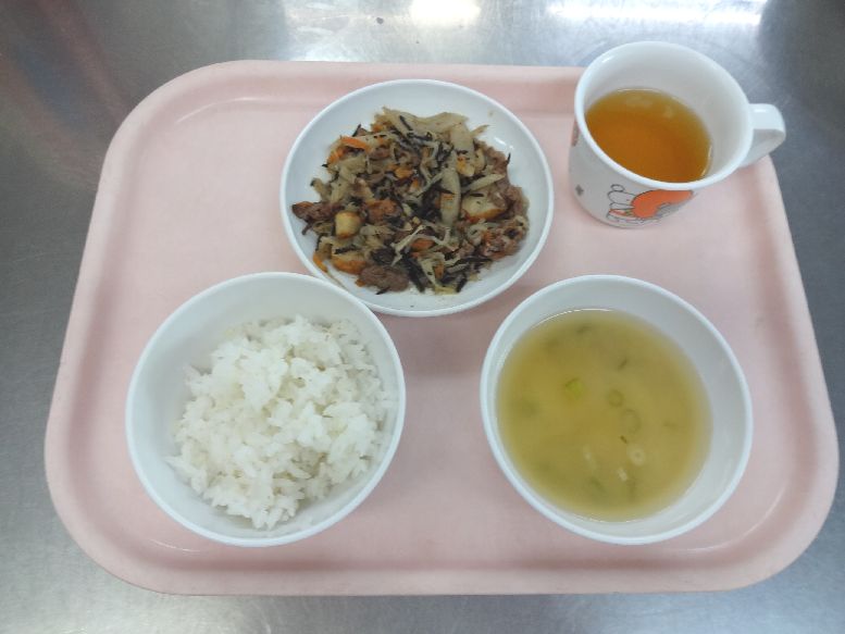 こども園の給食「<span>ごはん 牛肉とひじきの炒め煮 味噌汁 メープルパン</span>」