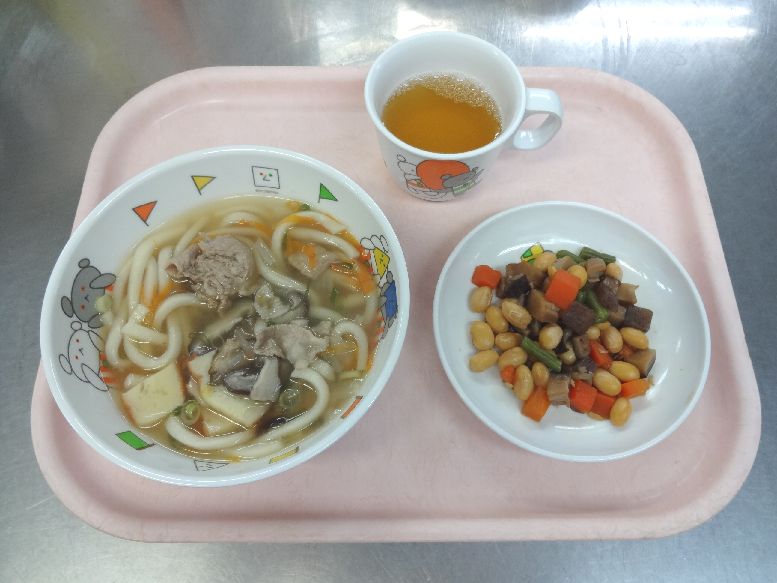 こども園の給食「<span>かやくうどん 五目豆 菓子</span>」