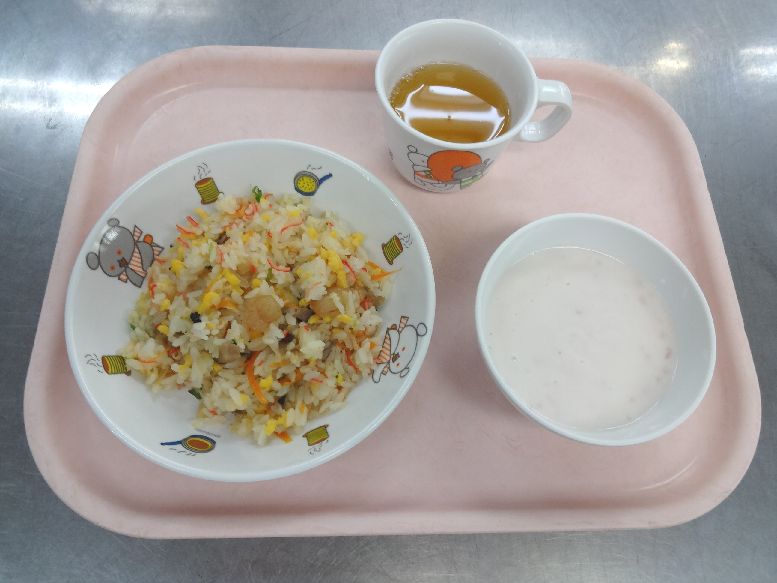 こども園の給食「<span>五目チャーハン いちごヨーグルト 菓子</span>」