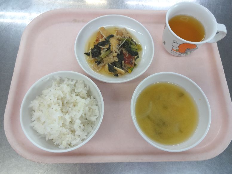 こども園の給食「<span>ごはん 魚の焼き浸し 味噌汁 菓子</span>」