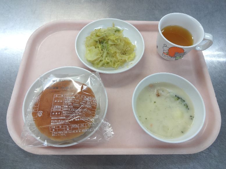 こども園の給食「<span>パン シーフードシチュー 春雨のカレー炒め おにぎり</span>」