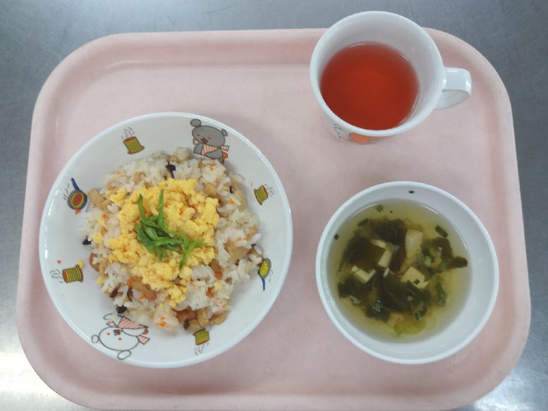 こども園の給食「<span>散らし寿司 すまし汁 フルーチェ</span>」