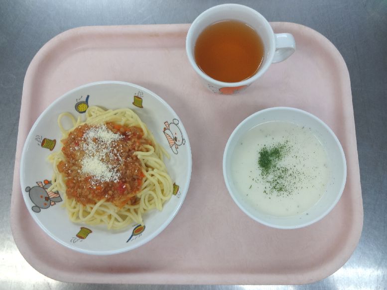 こども園の給食「<span>ミートスパゲティ じゃが芋のポタージュ マドレーヌ</span>」