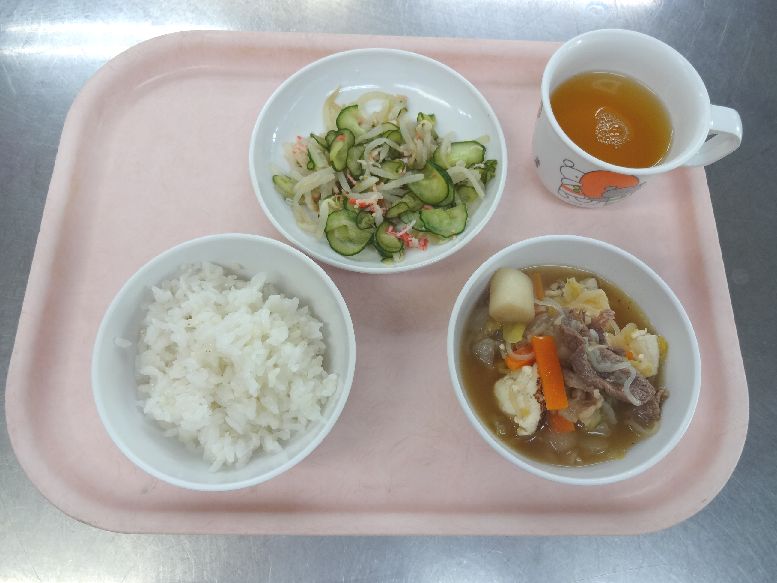 こども園の給食「<span>ごはん すき焼き風煮 酢の物 菓子</span>」