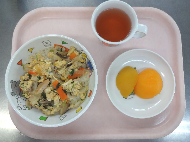 こども園の給食「<span>親子丼 桃缶 菓子</span>」