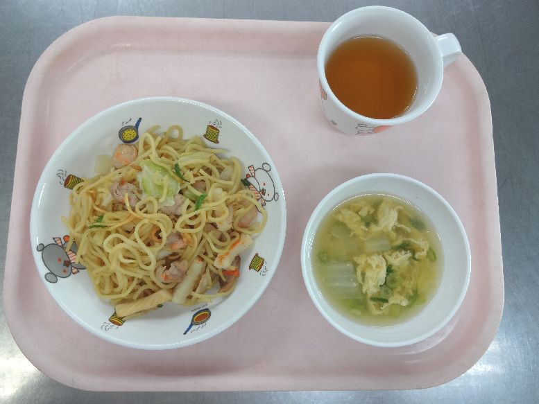 こども園の給食「<span>焼きそば かきたま汁 レーズンケーキ</span>」