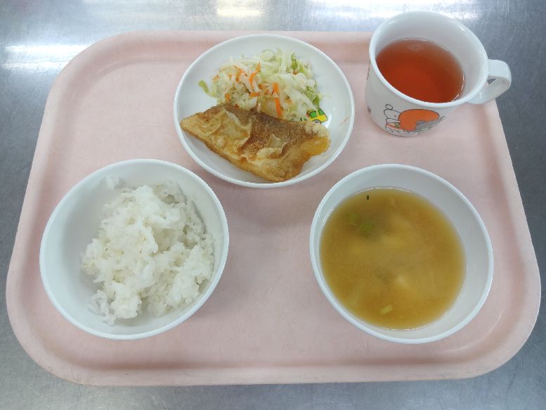 こども園の給食「<span>ごはん 魚の揚げ煮 味噌汁 菓子</span>」