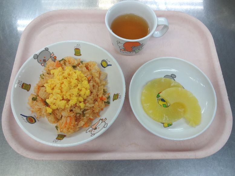 こども園の給食「<span>チキンライス パイン缶 菓子</span>」
