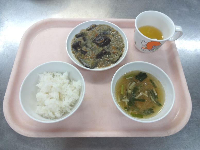 こども園の給食「<span>ごはん マーボーナス 華風スープ 菓子</span>」