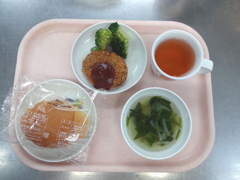 こども園の給食「<span>パン コロッケ 野菜スープ おにぎり</span>」