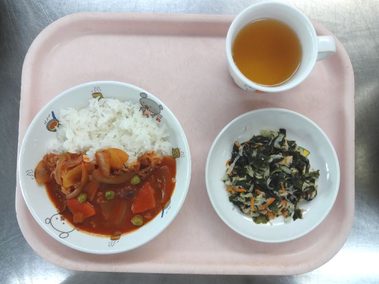 こども園の給食「<span>ハヤシライス わかめサラダ じゃが芋のチーズ焼</span>」
