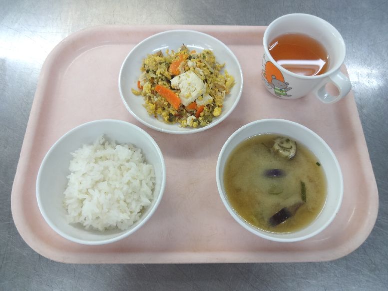 こども園の給食「<span>ごはん ゴーヤチャンプルー 味噌汁 菓子</span>」