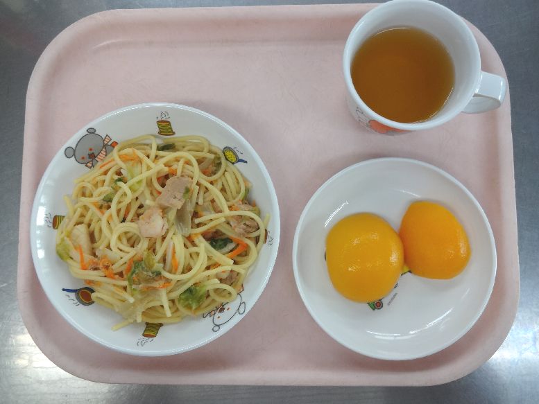 こども園の給食「<span>シーフードスパゲティ 桃缶 菓子</span>」
