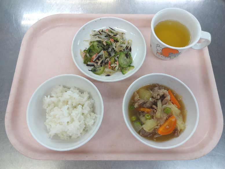 こども園の給食「<span>ごはん 肉じゃが 酢の物 菓子</span>」