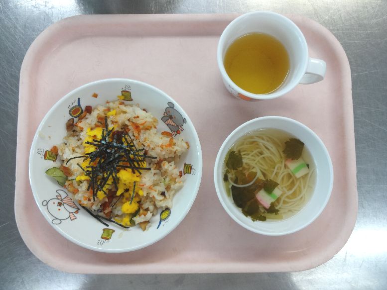 こども園の給食「<span>あなご寿司 そうめん汁 みかんゼリー</span>」