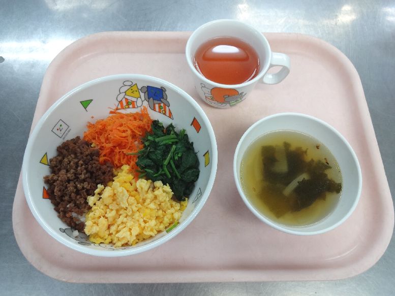 こども園の給食「<span>そぼろごはん わかめスープ みかんゼリー</span>」