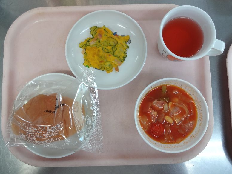 こども園の給食「<span>パン ミネストローネ風ポトフ 南瓜のサラダ ゆでとうもろこし 菓子</span>」