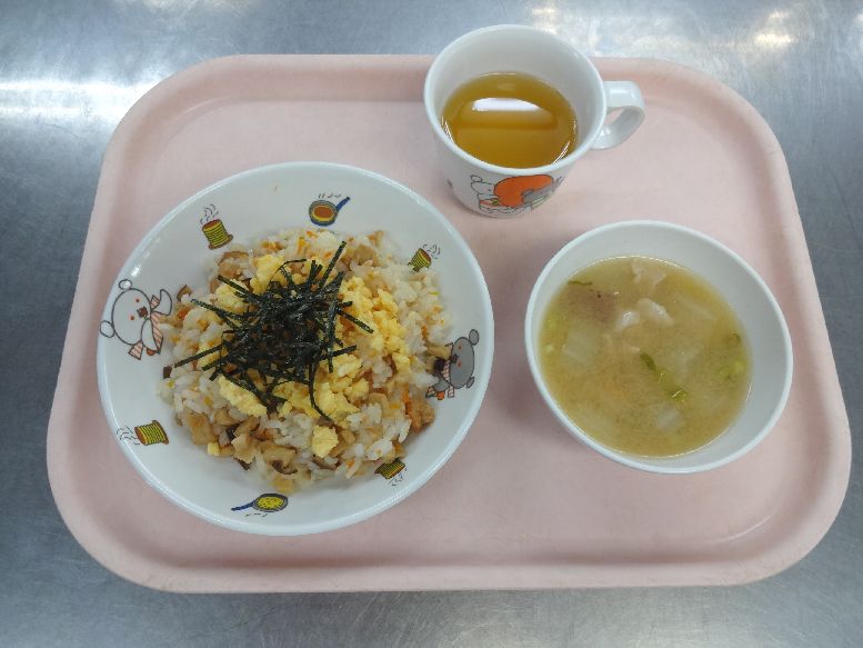 こども園の給食「<span>散らし寿司 豚汁 果物</span>」