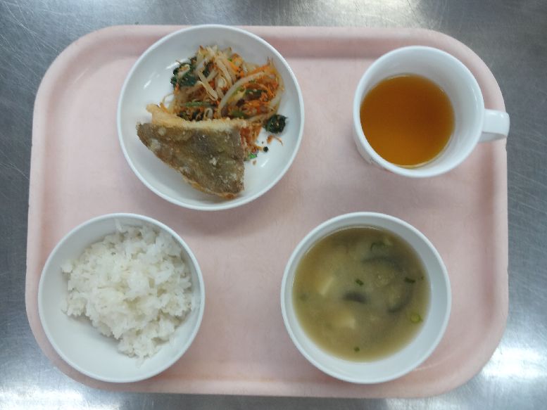 こども園の給食「<span>ごはん 魚のから揚げ ナムル 味噌汁 菓子</span>」