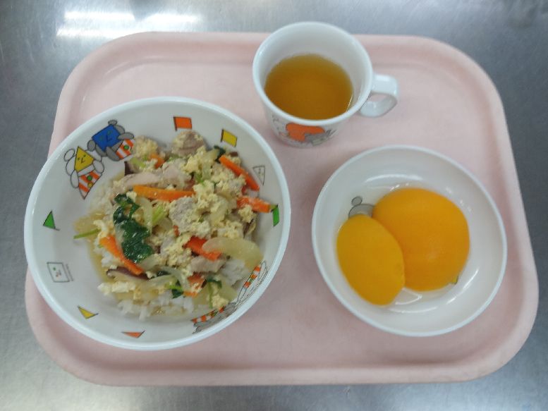こども園の給食「<span>親子丼 桃缶 菓子</span>」
