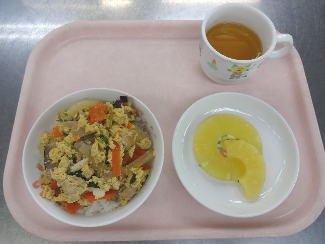 こども園の給食「<span>親子丼 パイン缶</span>」