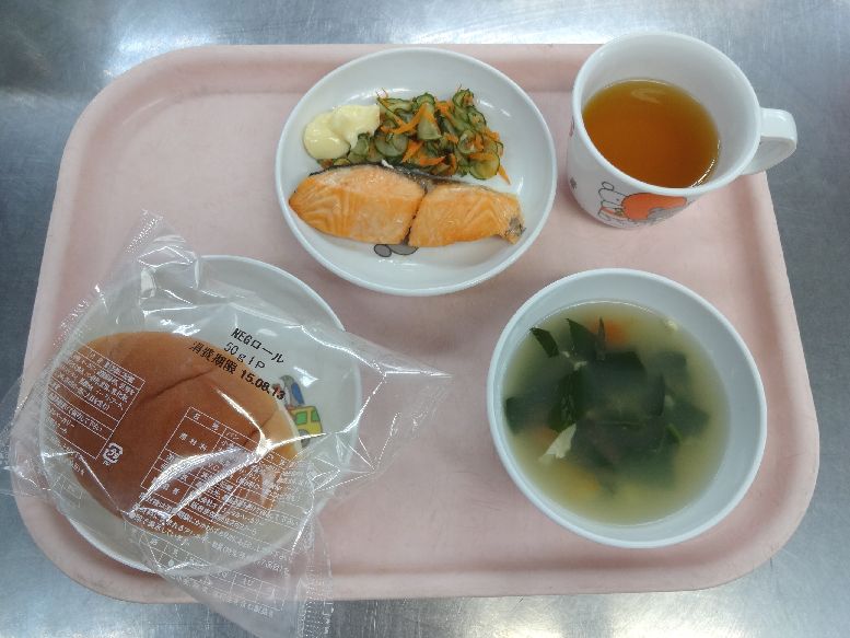 こども園の給食「<span>パン 魚のムニエル 卵スープ ポップコーン</span>」