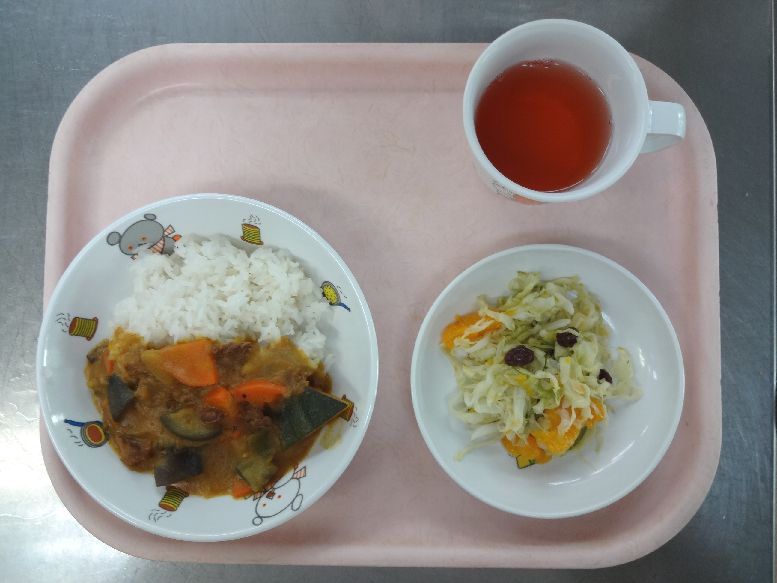 こども園の給食「<span>夏野菜カレー フレンチサラダ フルーチェ</span>」