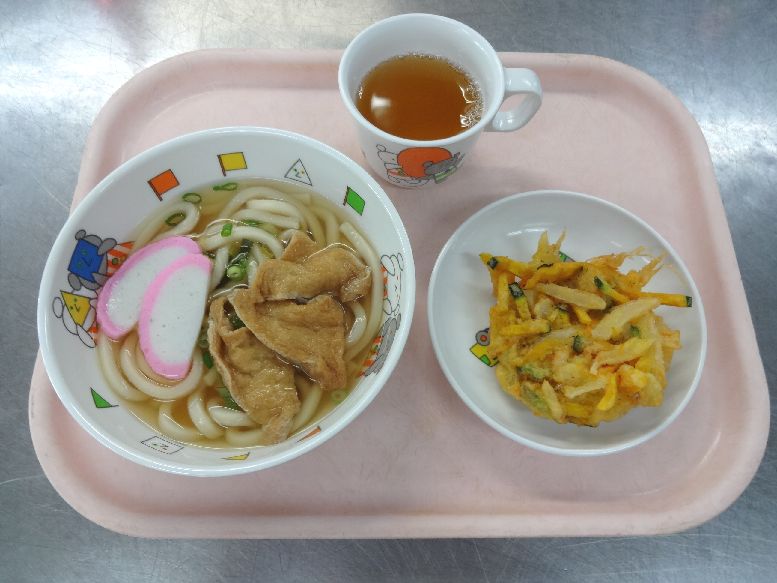 こども園の給食「<span>きつねうどん かきあげ 菓子パン</span>」