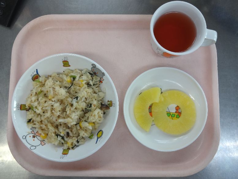 こども園の給食「<span>じゃこピラフ パイン缶 菓子</span>」